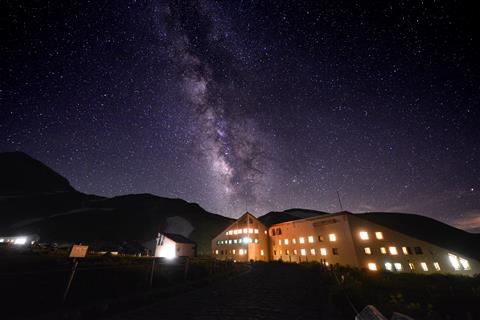 ホテル立山外観と星空イメージ
